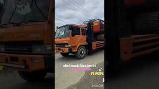 Truck Fuso membawa excavator lewat jalan sempitshorts [upl. by Bozuwa]