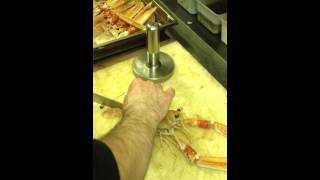 Préparation des langoustines crues avant cuisson à la plancha [upl. by Lehet]