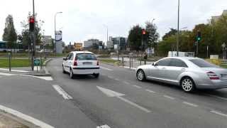 Une voiture grille un feu rouge et manque de provoquer une collision à Meudon [upl. by Phelgon404]