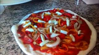 Pizza con Peperoni Pomodorini Cipolla e Mozzarella [upl. by Weixel]