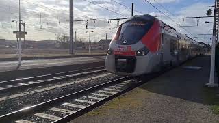 Arrivée dun TER de Toulouse Matabiau à destination de Perpignan  en gare de Castelnaudary [upl. by Zavala]