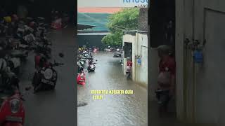 Motor bebek berenang di genangan banjir banjir hujanderas sekolah [upl. by Burnley]