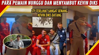 KEVIN DIKS DISAMBUT DENGAN PELUKAN OLEH PEMAIN LAIN amp STY SAAT BARU TIBA DI HOTEL [upl. by Klusek670]