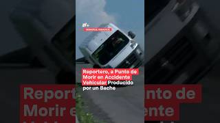 Reportero graba choque por bache y casi sufre accidente nmas veracruz bache shorts [upl. by Cuthbertson]