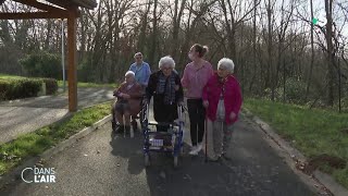 La colocation entre personnes âgées alternative à lEhpad  Reportage cdanslair 28062022 [upl. by Swinton]