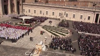 Domenica delle Palme Papa Francesco passa con il papamobile e saluta i fedeli in piazza San Pietro [upl. by Eirahs]