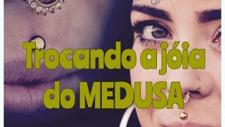 Trocando a jóia do medusa piercing [upl. by Onaivlis]