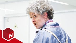 Kongsvikklinikken  Astrid slår seg vrang på venterommet  discovery Norge [upl. by Soloman39]