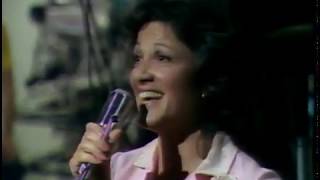 LINDA LAVIN  ALICE BEHIND THE SCENES  SINGING WITH PHILIP MCKEON  CIRCA MARCH 26 1977 [upl. by Swanhilda]