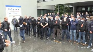 Des policiers français manifestent contre les accusations de racisme [upl. by Candyce190]