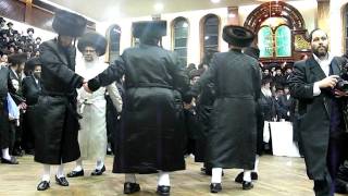 Satmar  Viznitz Wedding in Boro Park Rabbi Yisrael Hager Mitzvah tantz 2 [upl. by Daffi]