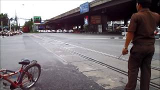 Rama 4 railway level crossing in Bangkok Thailand [upl. by Pamela]