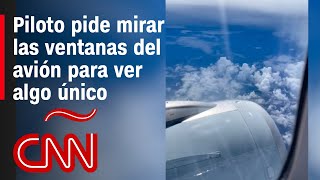 Piloto pide a pasajeros mirar las ventanas del avión para ver el lanzamiento de un cohete al espacio [upl. by Cathrin369]