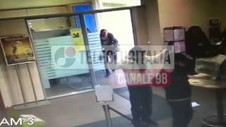 La polizia entra e sventra una rapina alle poste a Giugliano Il video dal vivo [upl. by Zetnom]