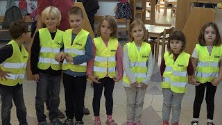 Warnwesten für Schwechater Schulkinder [upl. by Haropizt]