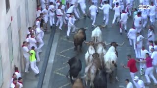 Escenas de mucho peligro en el cuarto encierro de los Sanfermines 2023 [upl. by Aynotak]