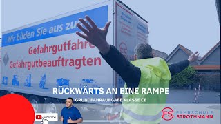 Rückwärtsfahren an eine Rampe  Grundfahraufgabe Klasse CE  LKW Führerschein  FS Strothmann [upl. by Anileme]