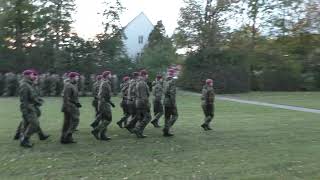 Tag der Fallschirmjäger 2024 Vorbeimarsch Gebirgsmusikkorps Ausschwenken z Parade Kaiserjägermarsch [upl. by Nelaf461]