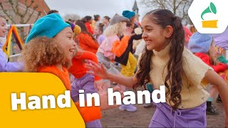 Kinderen voor Kinderen  Hand in hand Officiële videoclip [upl. by Helse552]