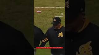 Dirigente de Águilas Cibaeñas Yadier Molina discutiendo jugada en juego con Licey [upl. by Esorlatsyrc239]