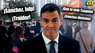 SÁNCHEZ ABUCHEADO con INSULTOS a su LLEGADA a VALENCIA  LIBERTAD 17 [upl. by Dranyam561]