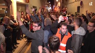 La Guàrdia Civil carrega contra els concentrats que protestaven per la violència de l’1O [upl. by Anaeli930]