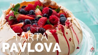 Pavlova con frutos rojos  Tarta de merengue con frutos rojos [upl. by Kitchen]