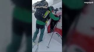 El rescate de dos personas atrapadas en su coche por la nieve en Huesca [upl. by Bashemeth]