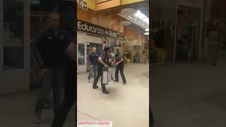 VIGILANTES DE SEGURIDAD intervención en centro comercial LADRONES patin [upl. by Tench411]