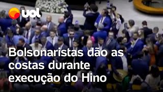 Deputados de oposição dão as costas para mesa com autoridades durante execução do Hino Nacional [upl. by Carper116]