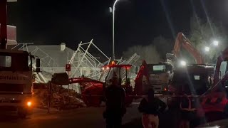 Seis muertos y decenas de obreros atrapados por derrumbe de un edificio en Sudáfrica  AFP [upl. by Angle430]