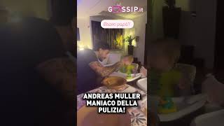 Andreas Muller maniaco della pulizia mentre da la pappa alle figlie andreasmuller gemelle [upl. by Dorise981]