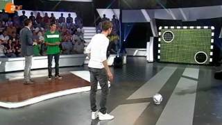 Thomas Müller traut sich an der Torwand auch vom Bierglas  das aktuelle sportstudio – ZDF [upl. by Timothee614]