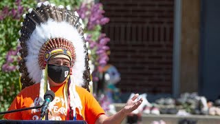 Au Canada lémotion des peuples autochtones après la découverte de centaines de tombes anonymes [upl. by Mandel846]