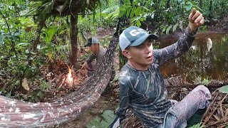 Acampamento Selvagem em um igapó sozinho na beira de um rio em uma floresta fechada com chuva [upl. by Dam]