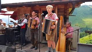 Ursprung Buam mit dem kleinen Franz und den Zellberg Buam spielen die Tiroler Buam Polka [upl. by Aynek]