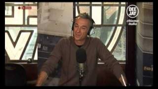 Il cappotto di Epifanio Antonio Albanese ospite a Deeay chiama Italia Radio deejay [upl. by Yme292]