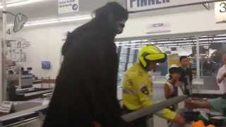 رجل عملاق متوحش يدخل في سوبرماركت  Big scary monster at supermarket [upl. by Atsirk]