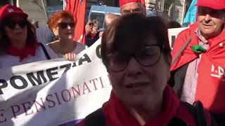 Manovra pensionati in piazza a Roma quotNoi vero welfare del Paesequot [upl. by Wilkens]