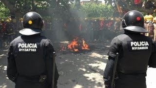 Policías y bomberos se enfrentan a las puertas del Parlament [upl. by Ranger]