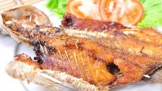 Thai Food Fried Fish with Fish Sauce Pla Kra Pong Tod Nam Pla [upl. by Lerat]