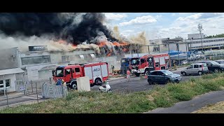 Pożar hali w Luboniu Alarmowo 22 zastępy OSP i PSP oraz 5 radiowozów Policji i Straży Miejskiej [upl. by Anuahsal]