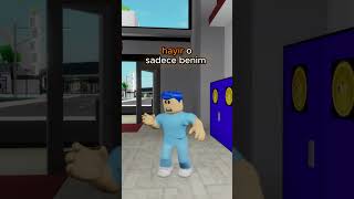 Gözlük Evsiz Kıza Sahip Çıkıyor 😔 roblox brookhaven [upl. by Clovah]