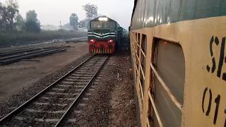 Karakoram Express Overtakes Pakistan Express at Gojra [upl. by Wit]