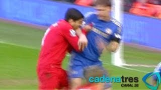 Luis Suárez muerde el brazo del zaguero Branislav Ivanovic en el Liverpool vs Chelsea [upl. by Remark]