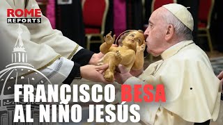 Francisco besa al niño Jesús en la misa de la Epifanía [upl. by Eitsirc]