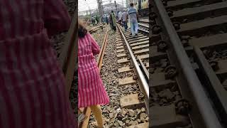 shortsvideo  Eai Hoche Howrah Railway Jekhanr Majh Pothe Train Theke neme Hat te Hoche Today [upl. by Lletnom]