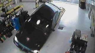 car falls at jiffy lube [upl. by Terrance]