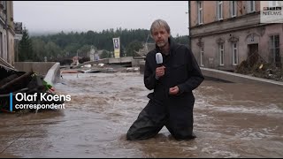 Olaf Koens in overstroomd gebied Vanmorgen reden hier nog autos nu varen er boten [upl. by Aihsein]