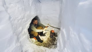 Survival Camping 9ft3m Under Snow  Giant Winter Bushcraft Shelter and Quinzee [upl. by Coulter]